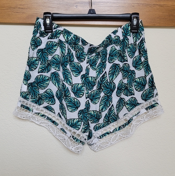 Tropical Short Summer Shorts - Large - Picture 1 of 4